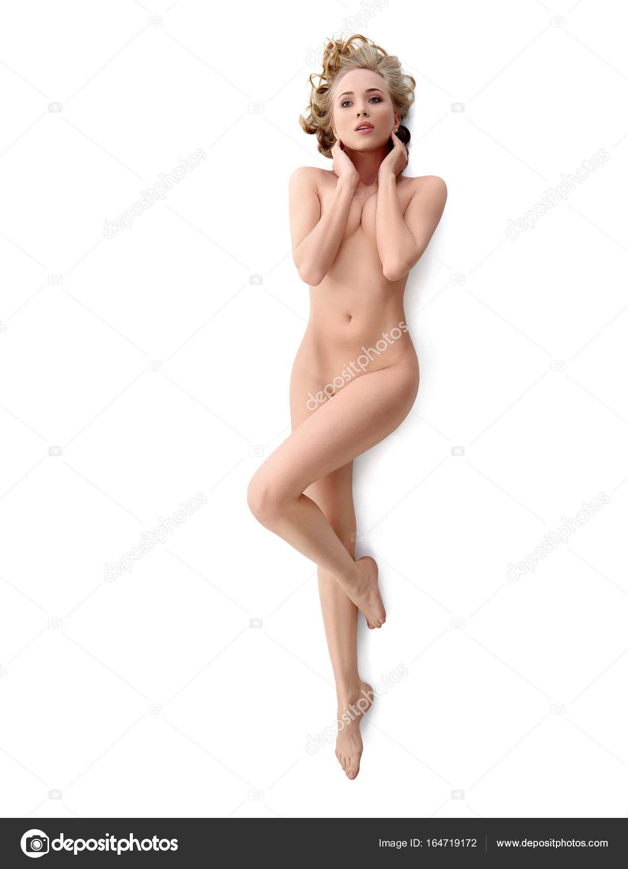 Rouge Futanari Woman Possing Desnudo