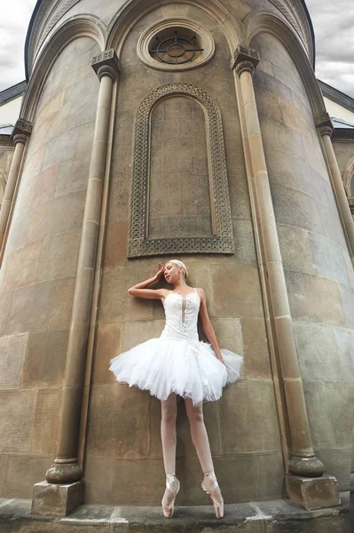 Bailarina se apresentando perto de um castelo velho — Fotografia de Stock
