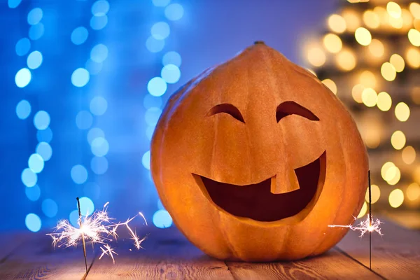 Funny calabaza grande para Halloween con un diente riendo . —  Fotos de Stock