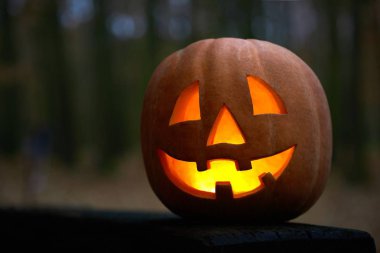 Komik kabak gözleri iri ve içinde ateş ile.