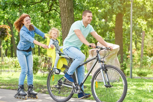 Happy family riding bike at the park — Stock Photo, Image