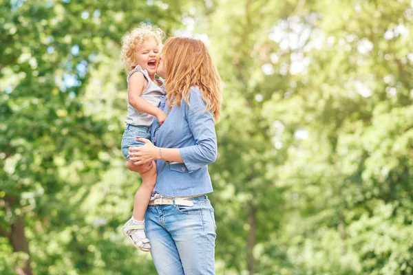 Glad ung familj avkopplande på park — Stockfoto