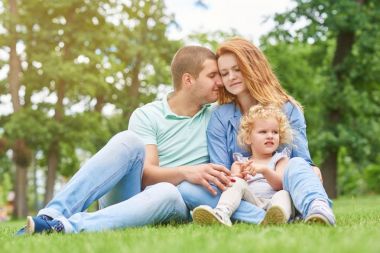 mutlu genç aile rahatlatıcı Parkı
