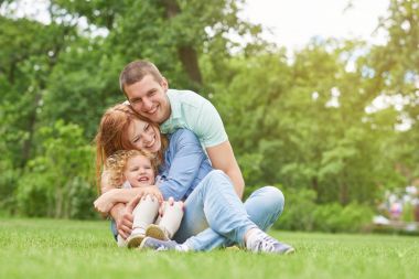 mutlu genç aile rahatlatıcı Parkı