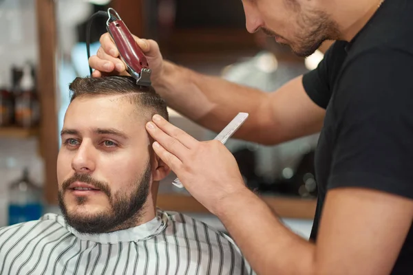Молодой человек в парикмахерской — стоковое фото