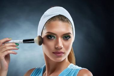 Allık kendisi için çizim ve kameraya poz güzel kız.