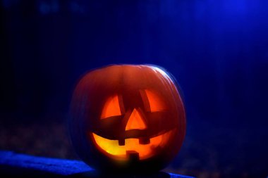 Duman iç, büyük gözleri ve ağzı korkunç bulanık kabak.