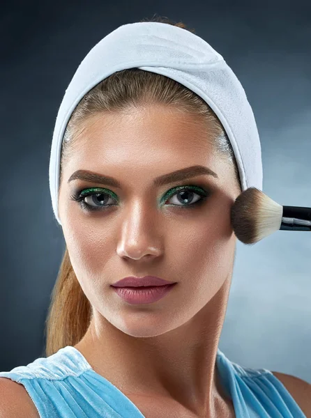 Kız ayak bileği ile profesyonel makyaj yapma.