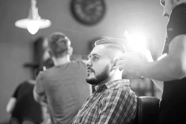 Jeune homme au salon de coiffure — Photo