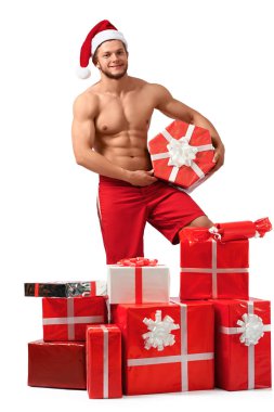 Seksi Noel Baba adam hediyeleri yığını ile