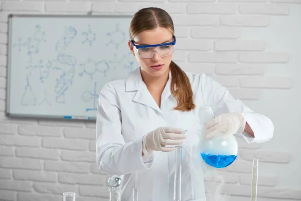 Jovem químico faz uma experiência com substâncias — Fotografia de Stock