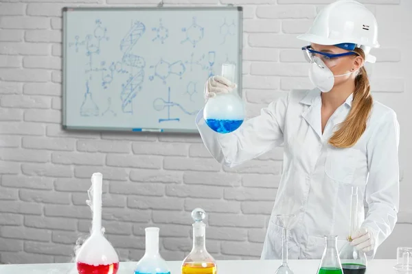 O químico trabalha com substâncias químicas que usam equipamentos de proteção — Fotografia de Stock