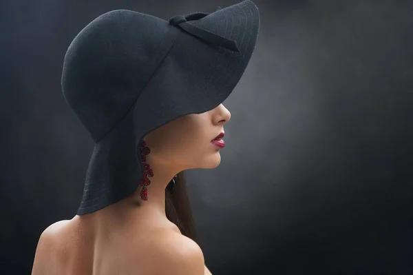 Bella ragazza con il cappello nero . — Foto Stock