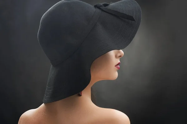 Nuori nainen mukavassa mustassa hatussa. . — kuvapankkivalokuva