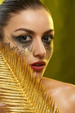 Sanatsal makyaj ile model.