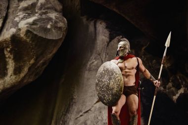 Gömleksiz gladyatör silah ile