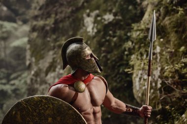 Kalkan ve mızrağın ile kendine güvenen savaşçı