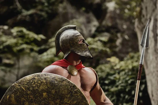 Gladiador no capacete posando com os braços — Fotografia de Stock