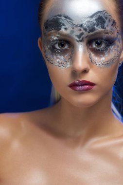 Gümüş tonlarında makyaj ile model