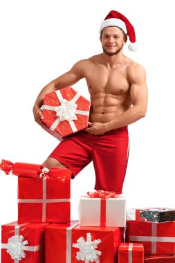 Seksi Noel Baba adam hediyeleri yığını ile