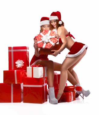 Beyaz izole hediyeler ile seksi Noel babalar
