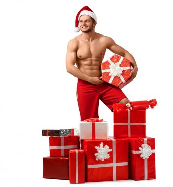 Seksi Noel Baba adam hediyeleri yığını ile