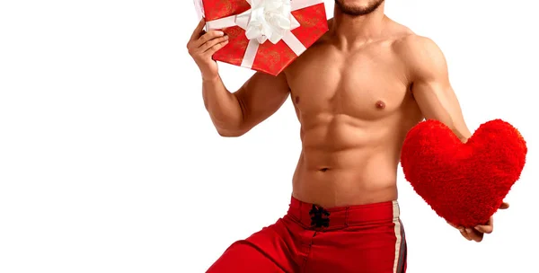 Knappe Santa Claus houden hart en een cadeautje — Stockfoto