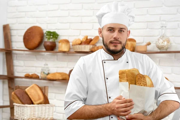 A fiatalember a pékségben dolgozik — Stock Fotó