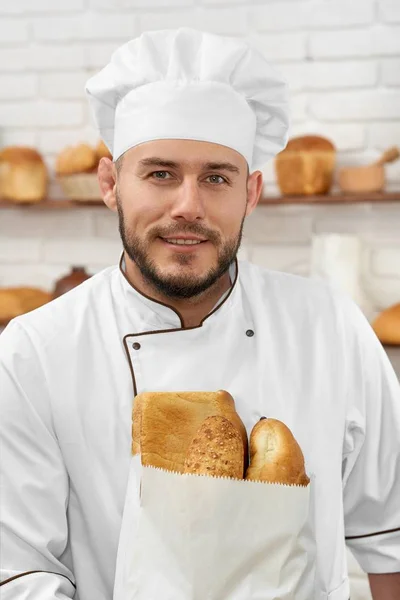 Joven trabajando en su panadería — Foto de Stock