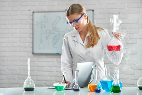 Female chemist working at the laboratory — Stock Photo, Image
