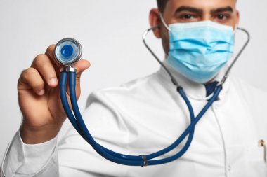 Erkek doktor stüdyoda poz