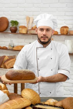 Genç adam onun pastanede çalışıyor