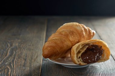 Kahvaltı için lezzetli ay çöreği