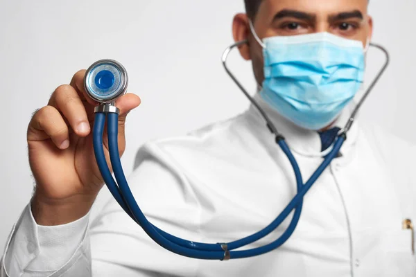 Médico masculino posando no estúdio — Fotografia de Stock