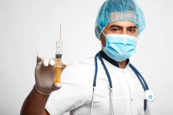 Médico masculino posando no estúdio — Fotografia de Stock