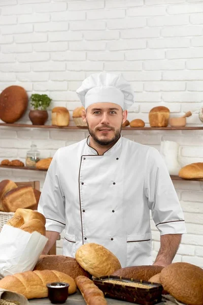 Joven trabajando en su panadería — Foto de Stock