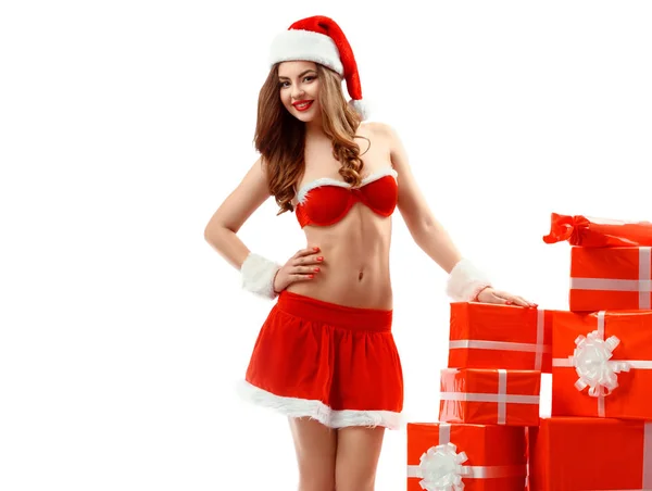 Bella giovane donna sexy in abito rosso di Babbo Natale con regalo — Foto Stock