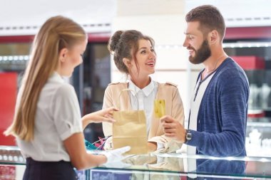 Takı mağazada alışveriş Çift