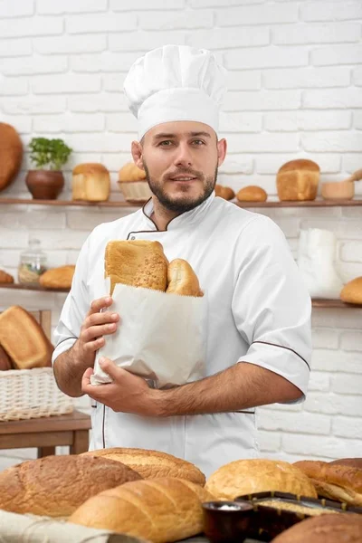 Junger Mann arbeitet in seiner Bäckerei — Stockfoto