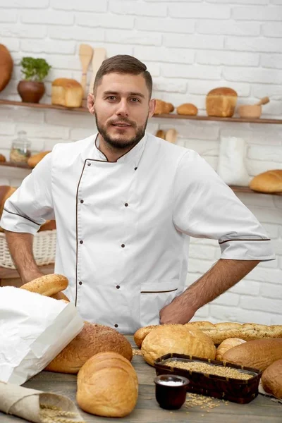 Joven trabajando en su panadería — Foto de Stock