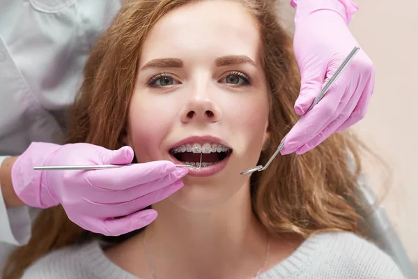 Mujer joven en el consultorio del dentista — Foto de Stock