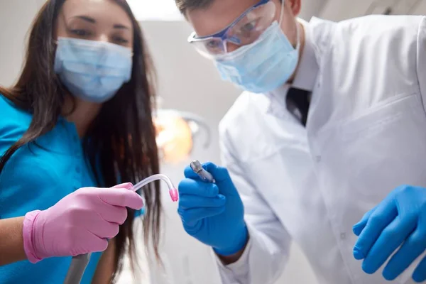 Professionista dentista presso la sua clinica — Foto Stock