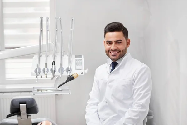 Dentista profissional em sua clínica — Fotografia de Stock