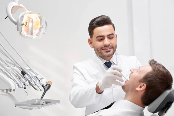 Profesjonalnego stomatologa w jego klinice — Zdjęcie stockowe