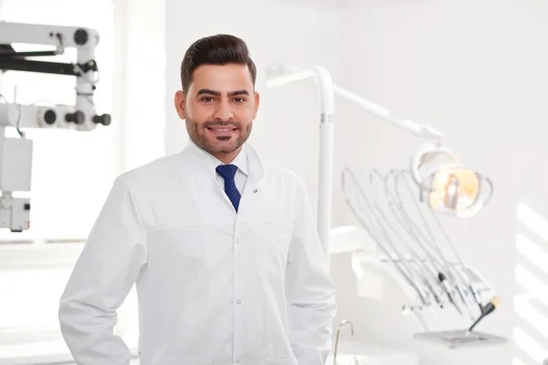 Onun kliniğinde profesyonel diş hekimi — Stok fotoğraf