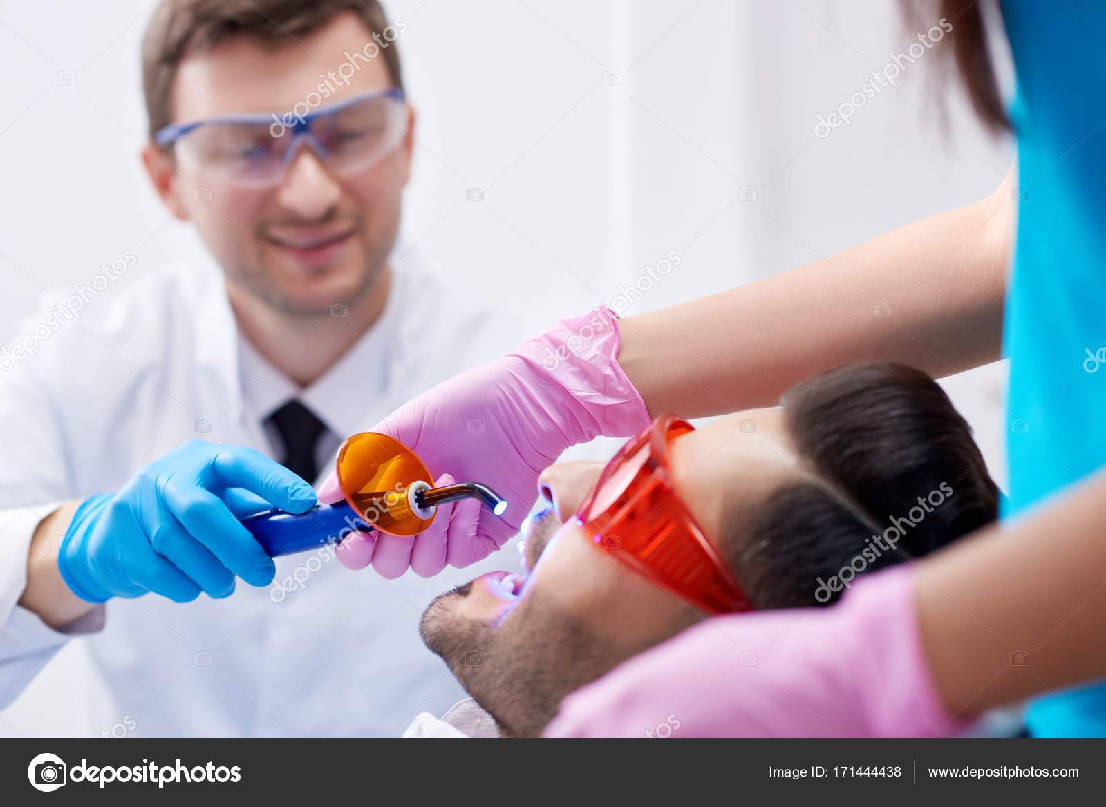Hombre joven visitando dentista — Foto de stock #171444438 ©  serhii.bobyk.gmail.com, image size:1600x1168