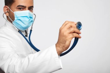 Erkek doktor stüdyoda poz