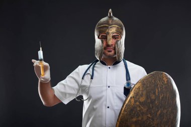 Ortaçağ zırh giyen erkek doktor