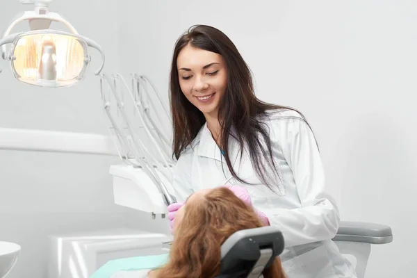 Professionista dentista al lavoro — Foto Stock