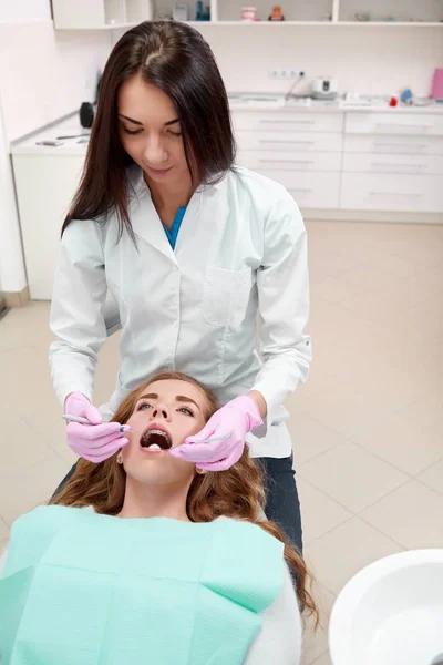 Jovem no consultório do dentista — Fotografia de Stock